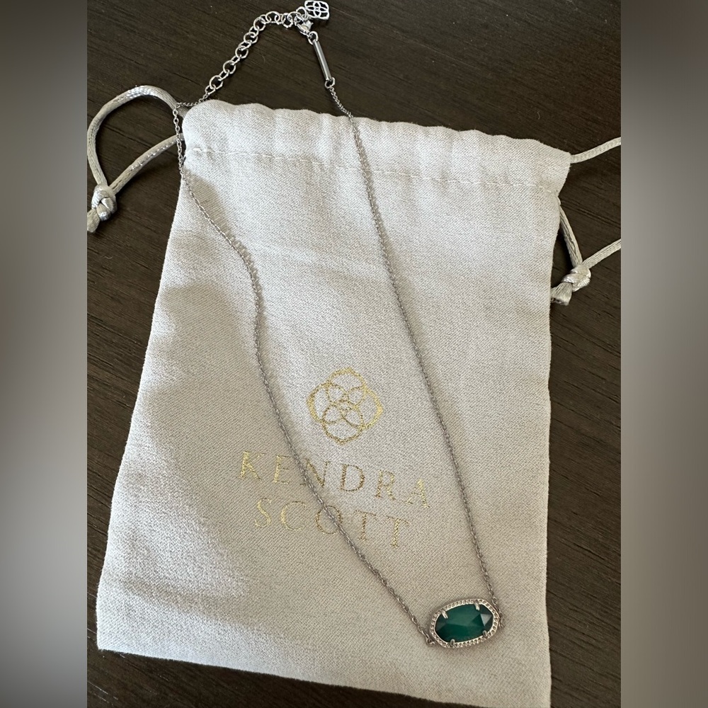 Kendra Scott Elisa Silver Pendant Necklace in Emerald Green Cat’s Eye